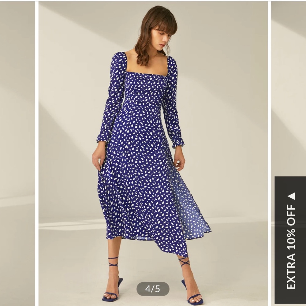 Long sleeve. Square neck. Mid length with a high slit up the side.